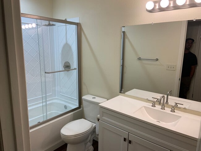 Building Photo - Fully Furnished 4 Bedroom Home for Rent in Redding CA | All Utilities Included, Garage