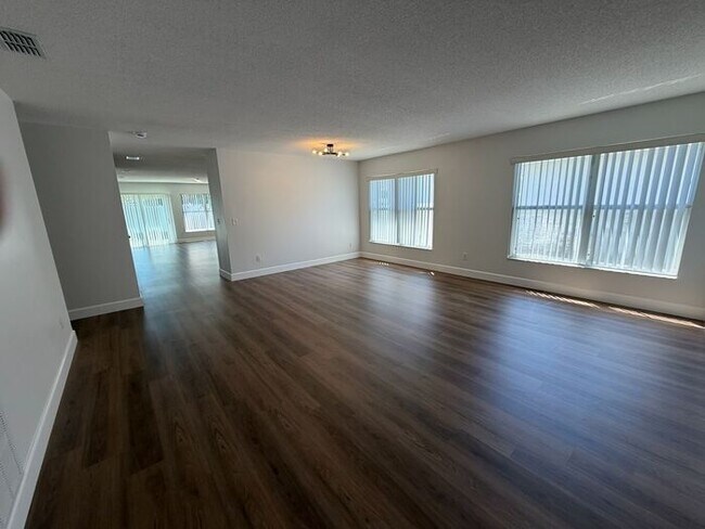 Foto del edificio - Great 4 Bedroom/2 Bathroom Home Available NOW!