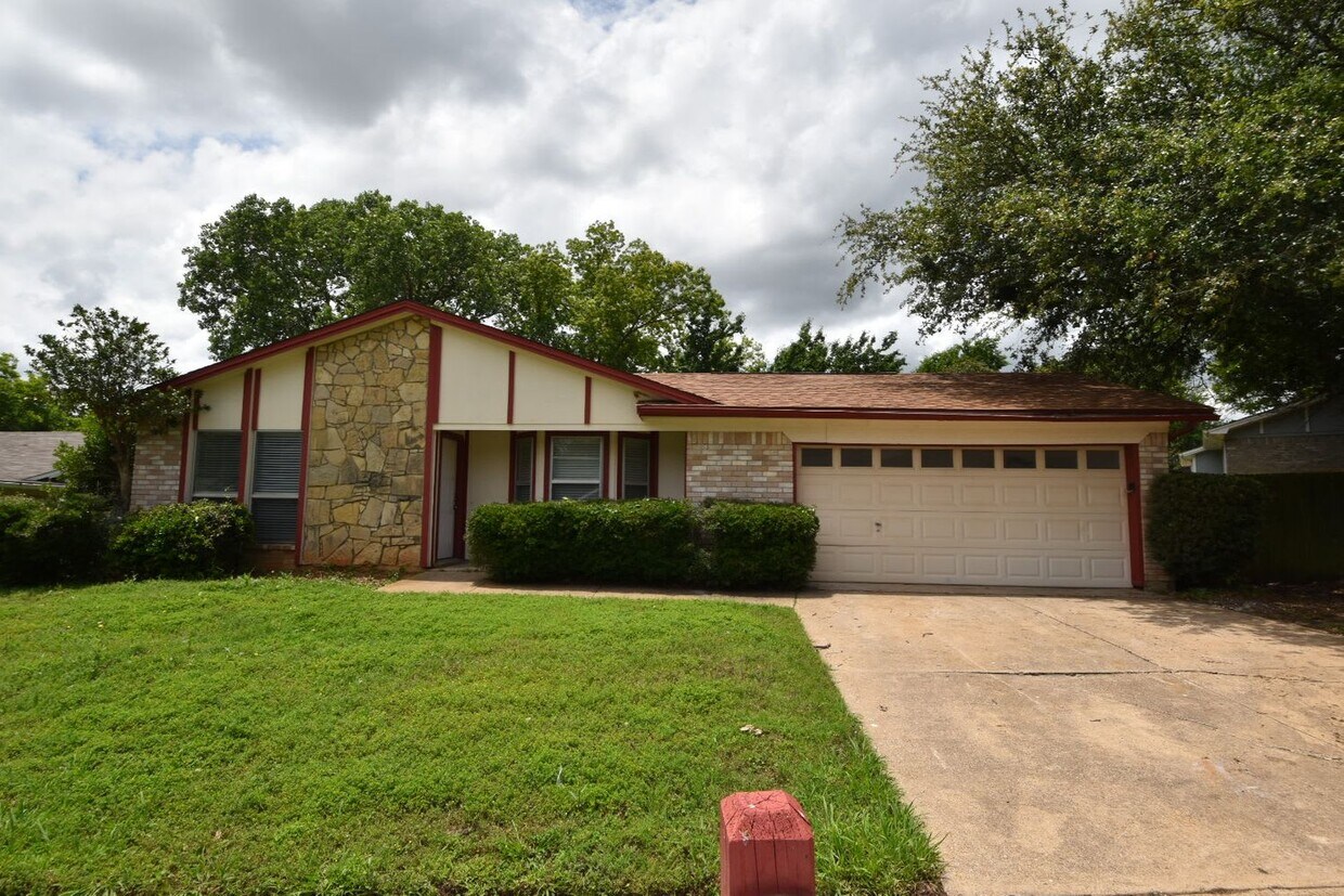 Primary Photo - 3213 Meadow Wood Ln