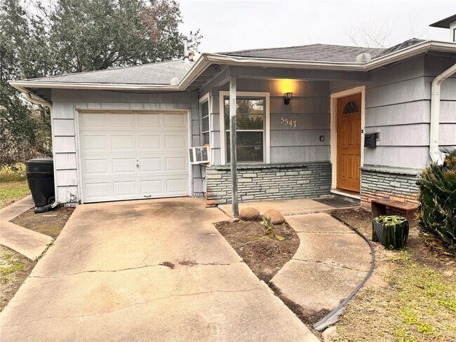 Building Photo - 5547 Aspen St