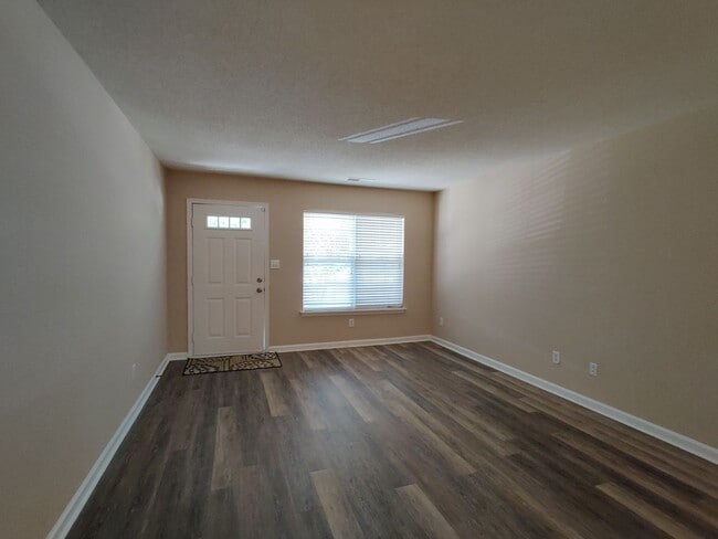 Building Photo - Townhome in Ballyntyne