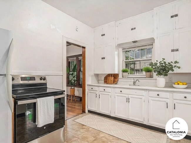 Fully equipped main kitchen with full-size appliances. - 2025 8th Ave