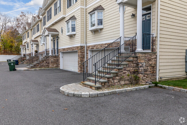 Building Photo - Lakeside Townhomes