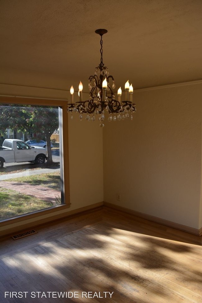 Building Photo - 2226 Coastland Ave