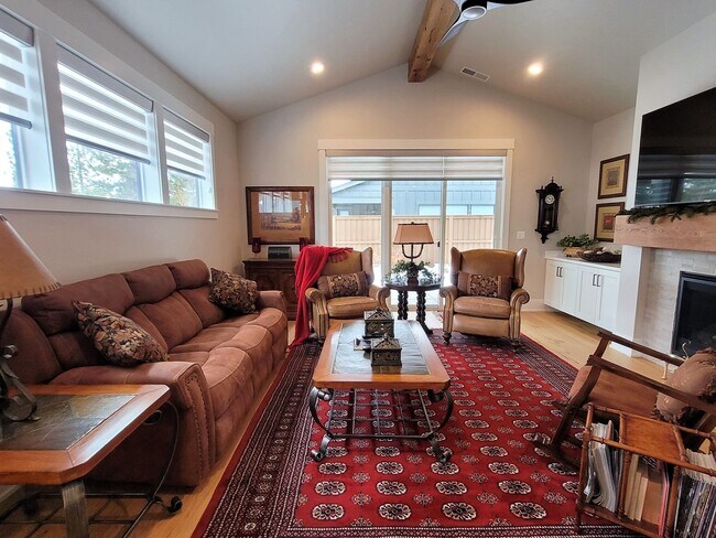 Building Photo - One Month Stay Only! Beautiful Skyline Wes...