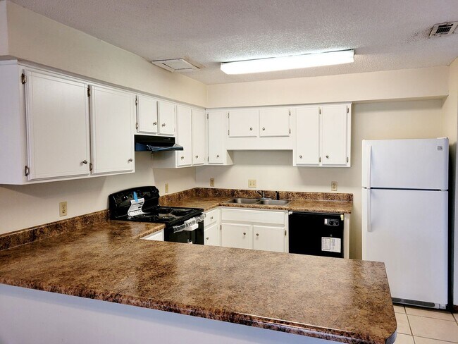 Building Photo - 2 Bed 1.5 Bath - Home in Pensacola