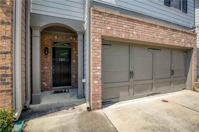Building Photo - 2249 Knoxhill View