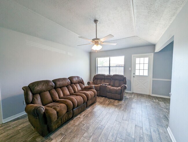 Building Photo - Move-in Ready 3 bed/ 2 bath home in South ...
