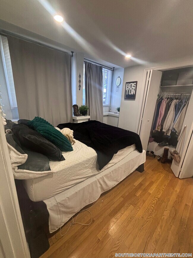 Building Photo - 506 E Broadway