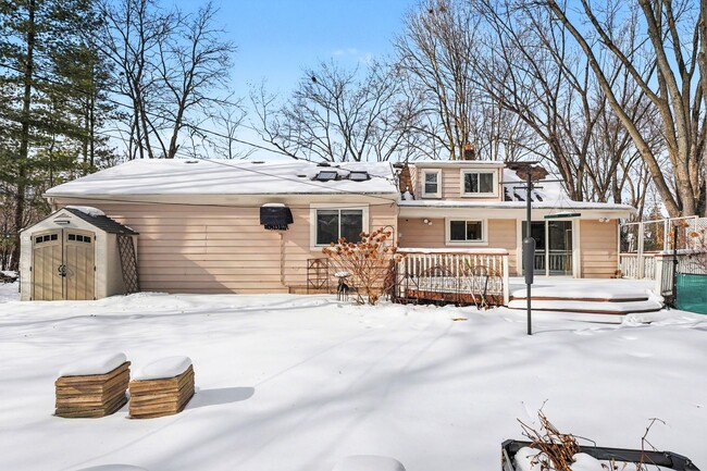 Building Photo - Beautiful 2 bed 2 bath single family home in Northville Twp.