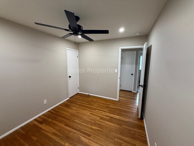 Foto del edificio - Clean, Recently Remodeled 4 BR Home in North Linden