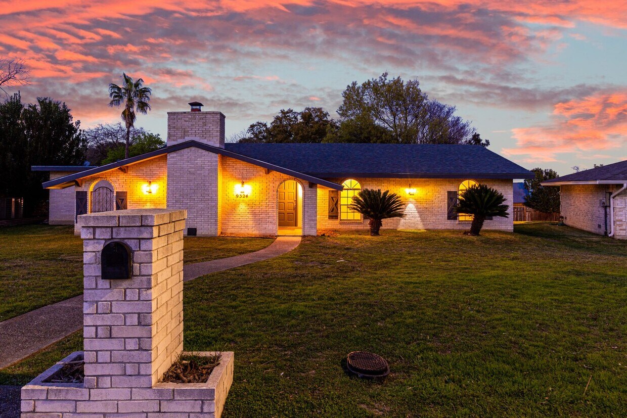 Primary Photo - BEAUTIFULLY RENOVATED ONE STORY HOME IN A ...