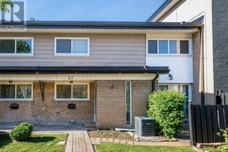 Building Photo - 925 Bayly St