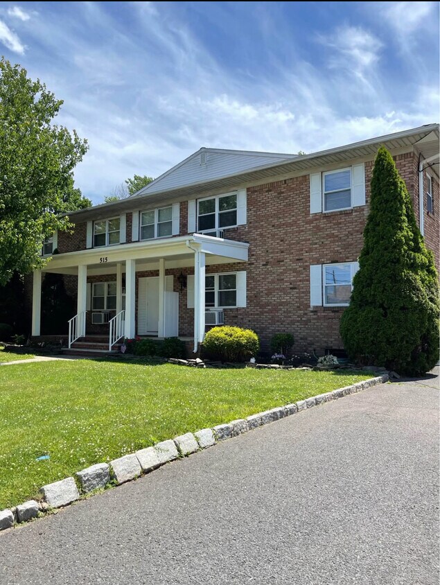 Primary Photo - 515 Bound Brook Rd