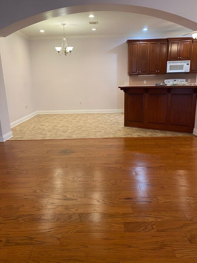 Building Photo - 3 Bedroom 2 Bathroom Patio Home
