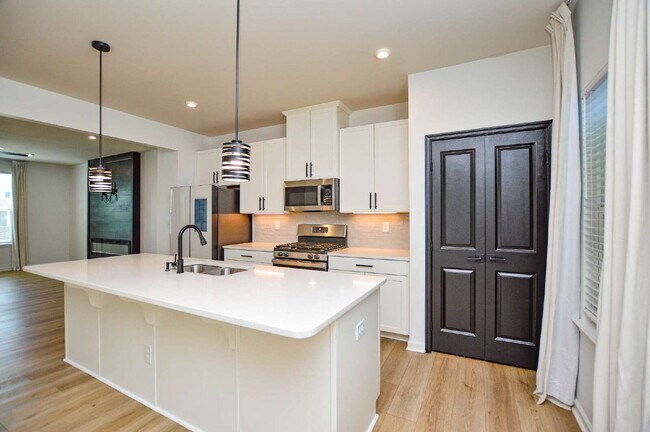 Foto del edificio - 3 Bedrooms | 2.5 Bathrooms | Lower-Level Flex Room | Approximately 1,978 Square Feet | 2-Car Gara...