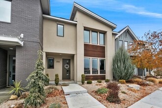 Building Photo - 3714 E Parkcenter Blvd