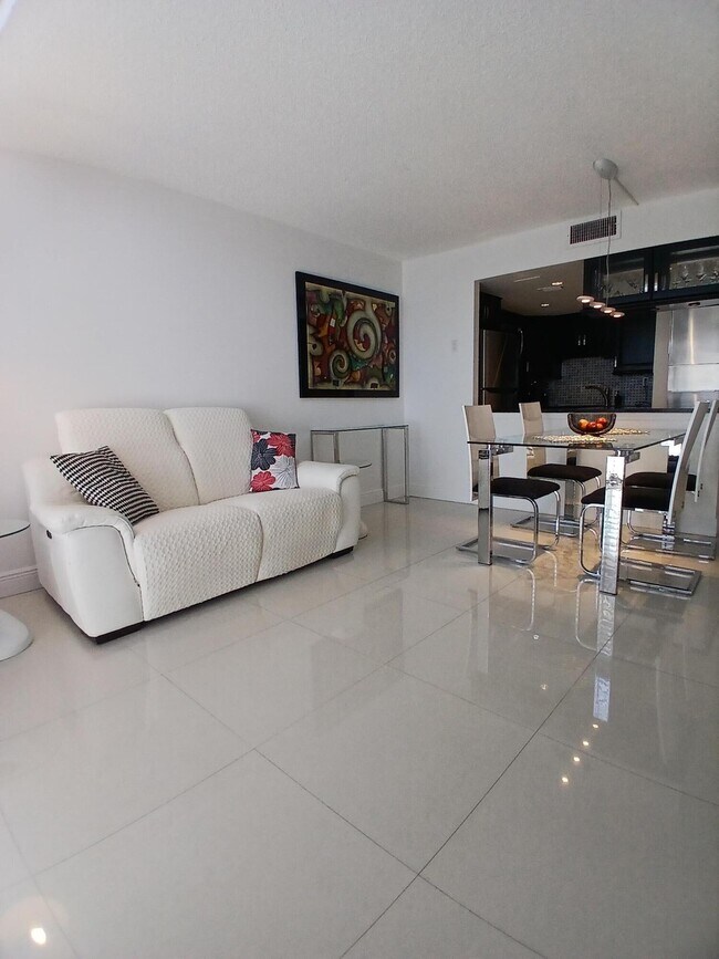 Foto del edificio - 1830 Embassy Dr