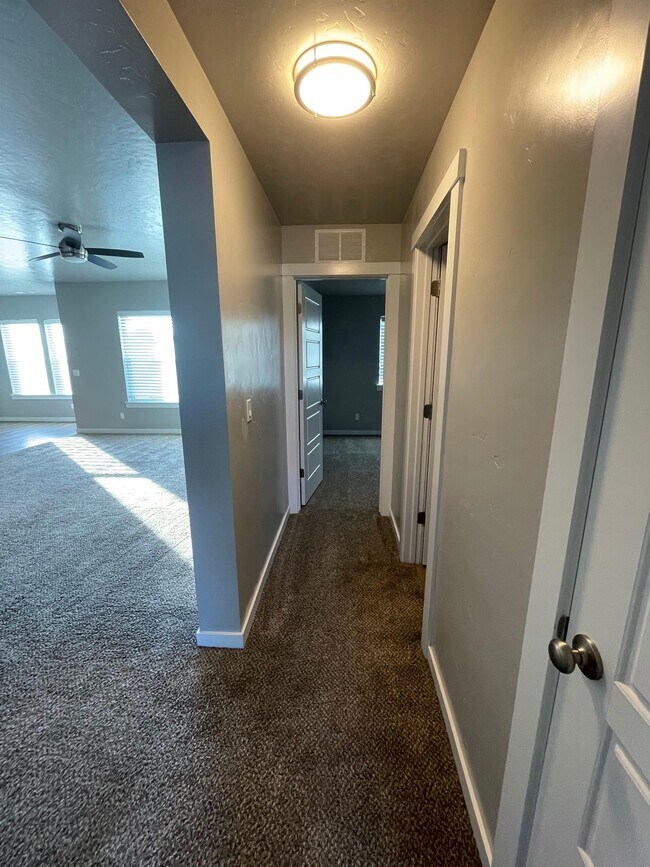 Building Photo - 4225 W Spring House Dr