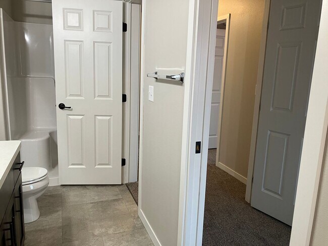 Building Photo - 4 Bed 2 1/2 Bath