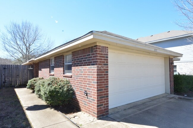 Foto del edificio - 2517 Sleepy Hollow Ln