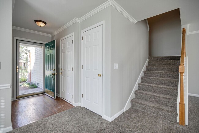 Foto del edificio - Rare 3 bed 2.5 bath end unit townhome minu...