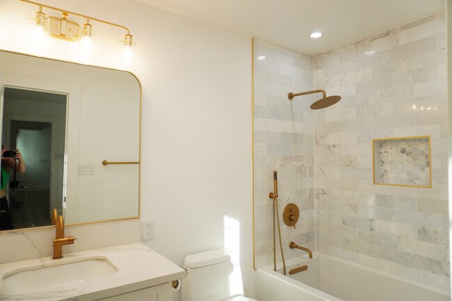 Baño - 1120 S Barrington Ave