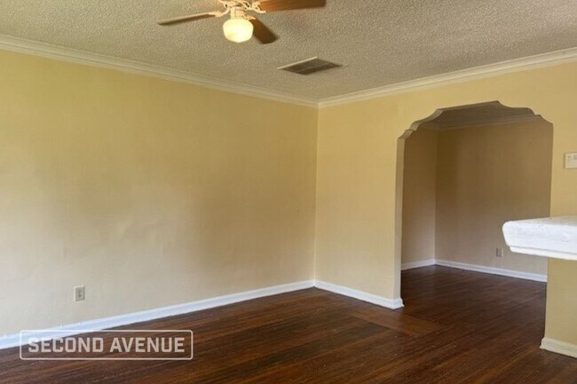 Foto del edificio - 2374 Larose Ave