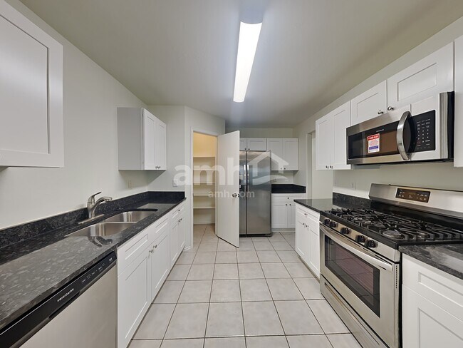 Foto del edificio - 7815 Chervil Ln
