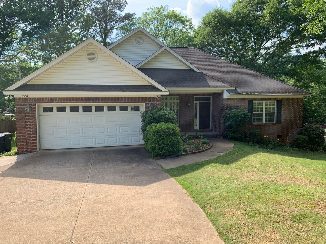 Primary Photo - One Level 4 Bedroom Brick Home on N. Colle...