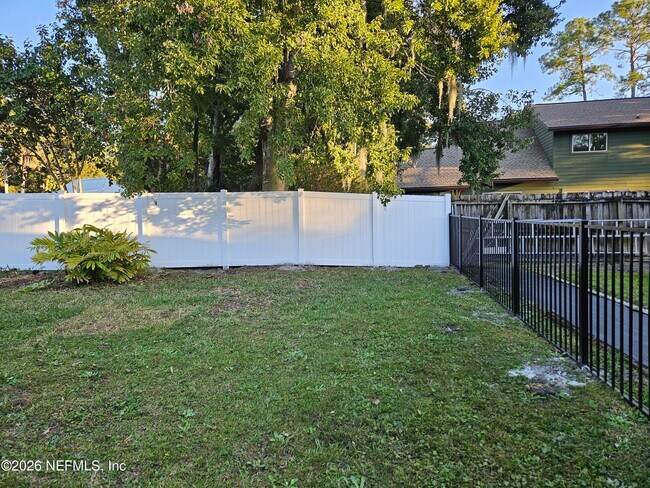 Foto del edificio - 7440 Secret Woods Trail