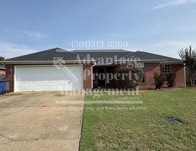 Building Photo - 2740 York Ln