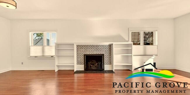 Foto del edificio - Classic Pacific Grove Charm with Bay Glimpses & Light-Filled Living
