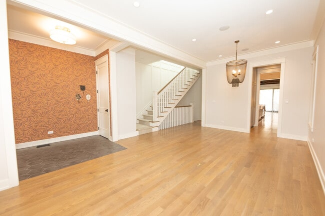 Building Photo - 1735 N Wolcott Ave