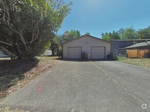Building Photo - 1684-1684 Del Rio Ave SE