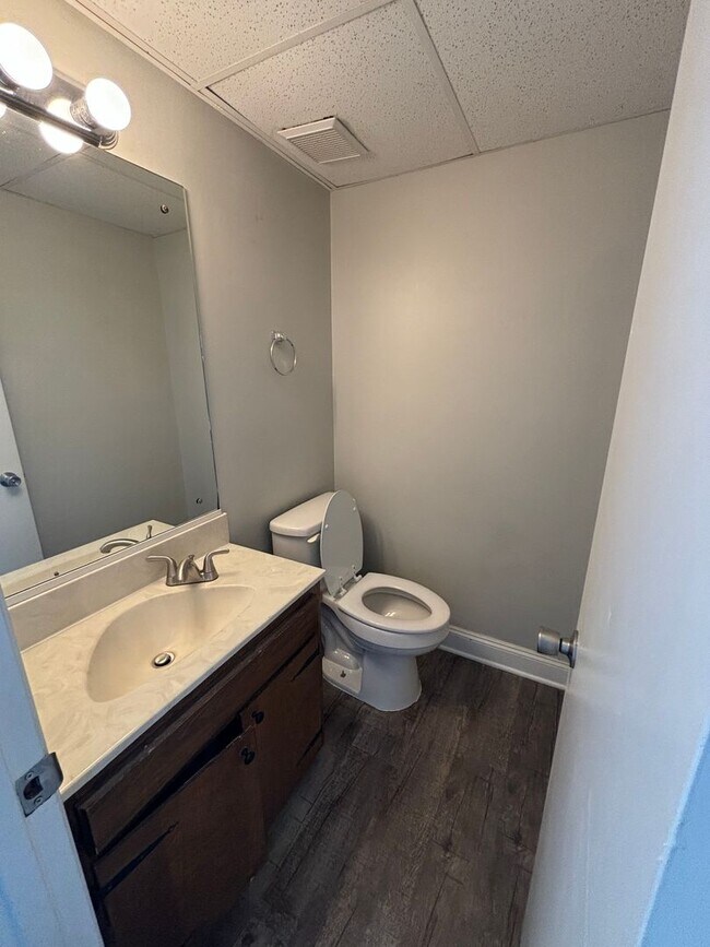 Building Photo - 2BD/1.5BTH Townhouse minutes from everything!