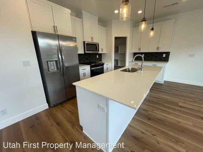 Building Photo - 3 br, 2.5 bath House - 932 E Desert Cactus...