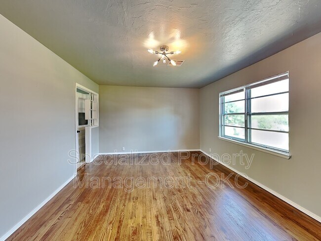 Building Photo - 306 W Bass Ave