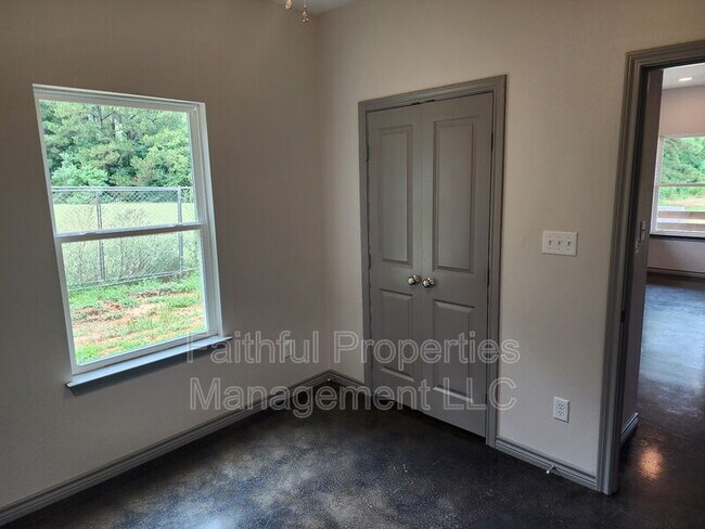 Building Photo - 407 N Logan Ln