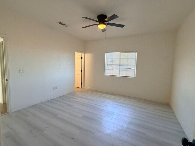 Foto del edificio - Spacious 3-Bedroom Home With RV Parking       MOVE IN SPECIAL!