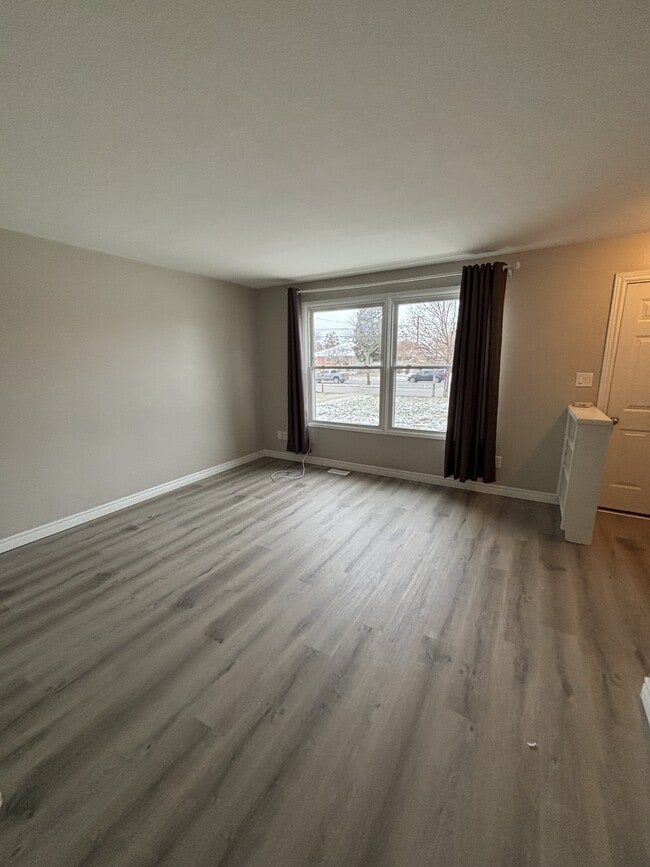 Building Photo - 716 Indian Rd N