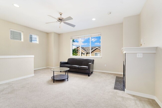 Building Photo - Bothell Luxury Townhome!