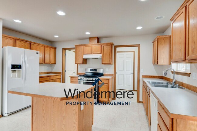 Foto del edificio - Two story 4 bedroom 2.5 bath Home.