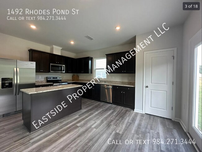 Foto del edificio - 1492 Rhodes Pond St