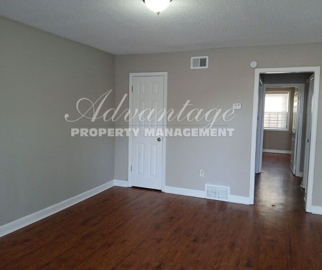 Foto del edificio - Newly painted 2 bedroom 1 bath duplex - Fr...