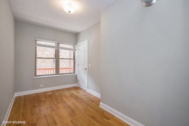 Building Photo - 637 E 49th St