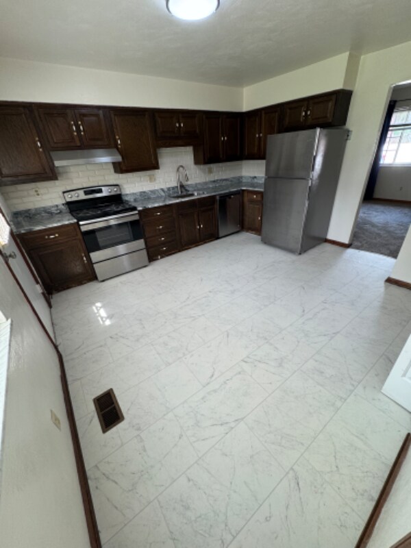 Foto del edificio - 111 Oakwood Rd