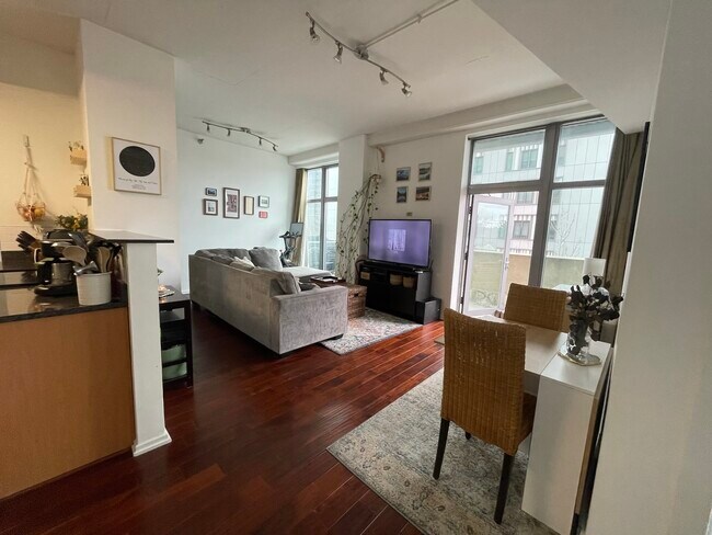 ¡Luz solar espectacular durante todo el día! - 1000 W Leland Ave