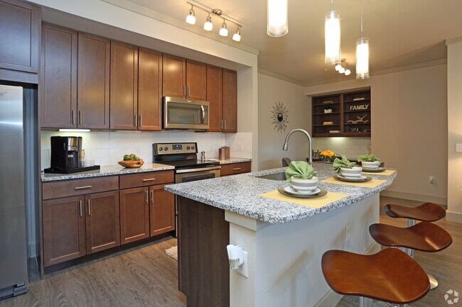 Building Photo - Prime Location Near Dining & Shopping!