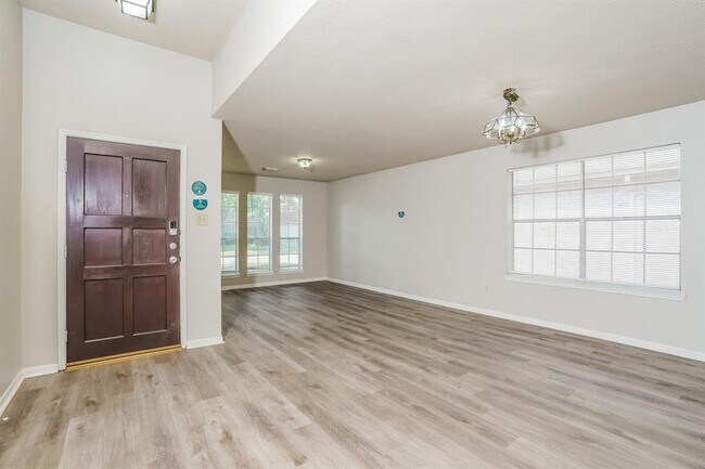 Foto del edificio - 19010 Dee Woods Dr
